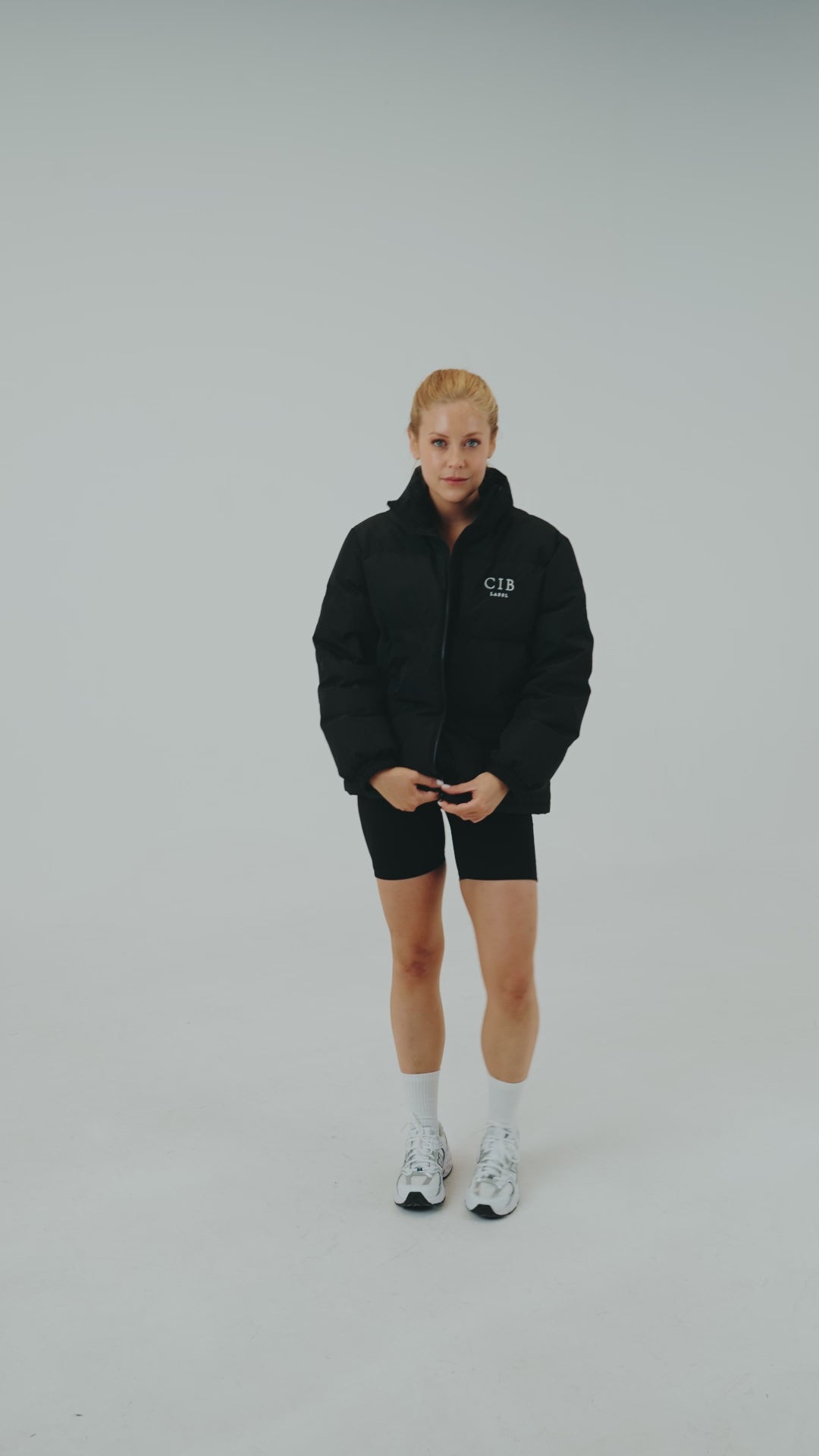 Women's 630-Fill Down Puffer Jacket Black, video